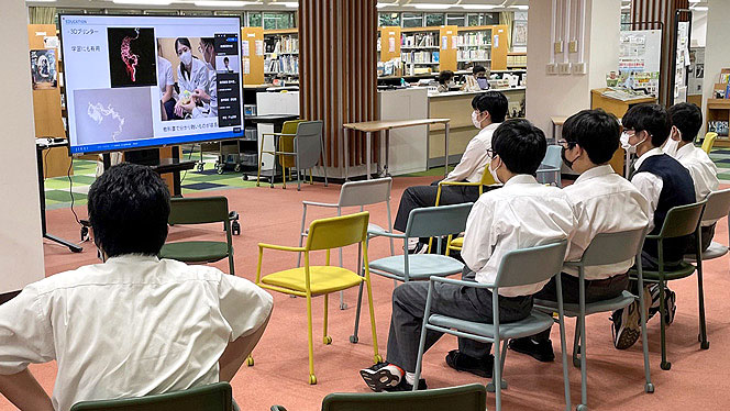 東京慈恵会医科大のセミナーを学校の図書館で視聴する高校生ら（千葉県・麗澤高校提供）