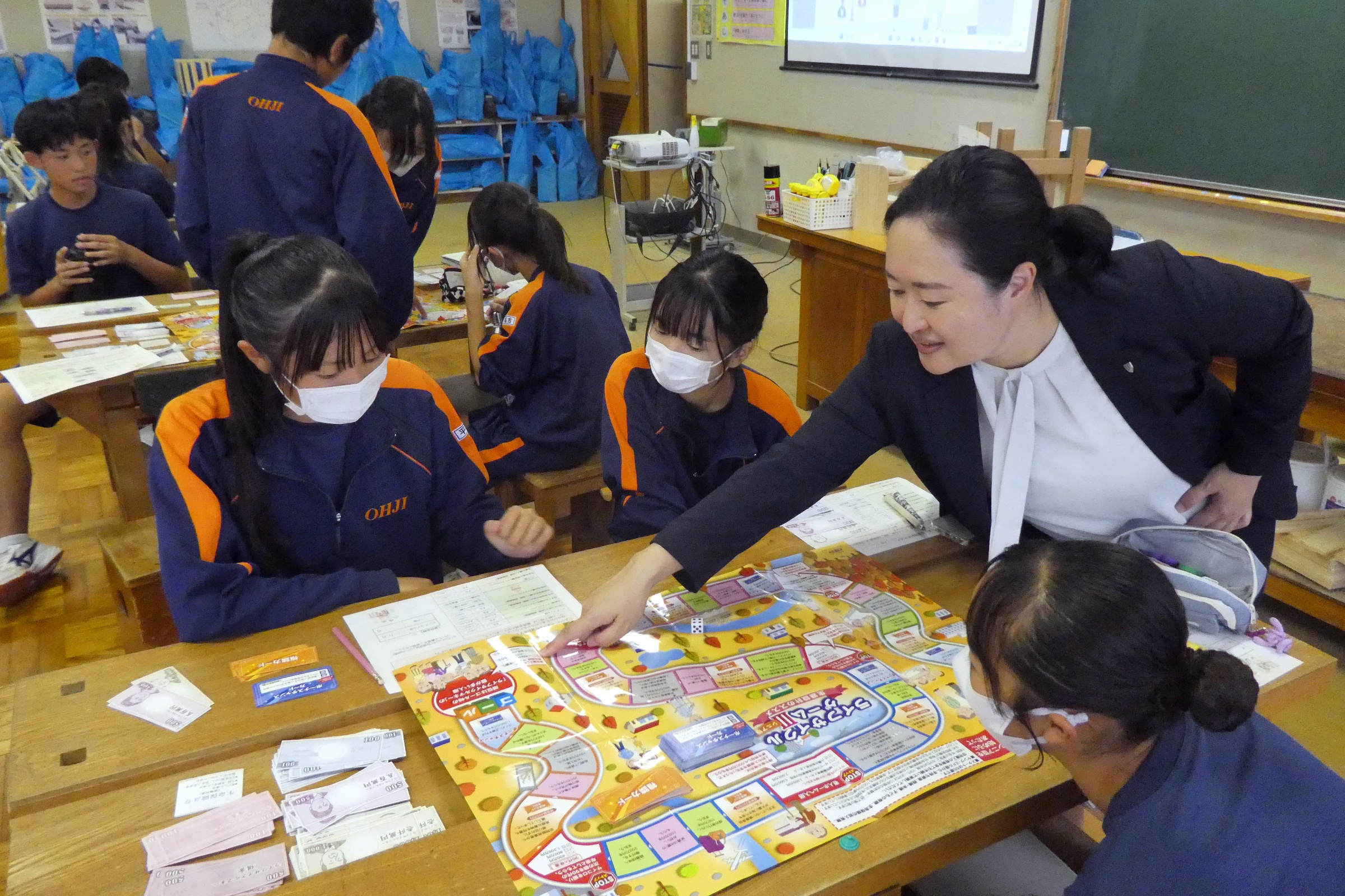 用語の説明を受けながら、ゲームを楽しむ生徒たち